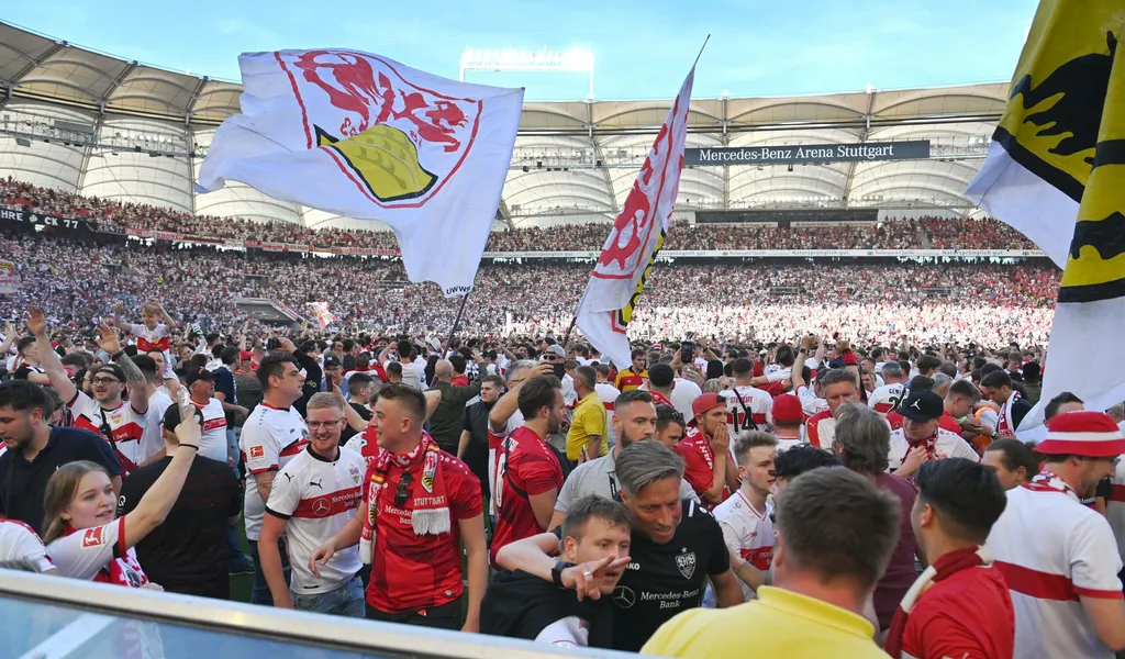 Stuttgart-Fans stürmen den Platz, nachdem ihre Mannschaft durch ein Tor in der 92. Minute den Klassenerhalt besiegelt hat