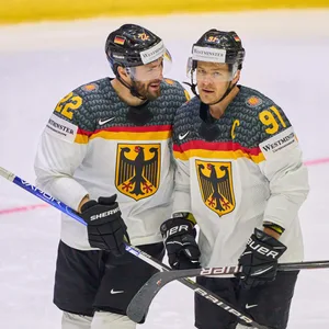 Matthias Plachta (l.) und Moritz Müller feiern das erste Tor