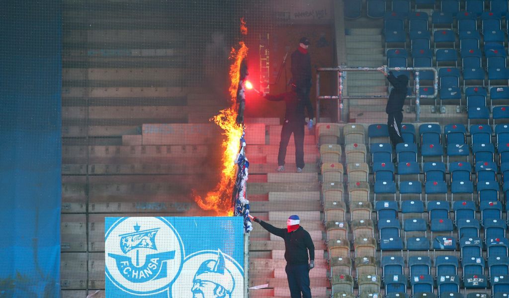 Hools von Hansa Rostock spielen mit dem Feuer.