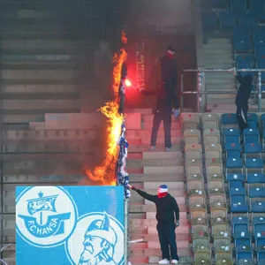Hools von Hansa Rostock spielen mit dem Feuer.