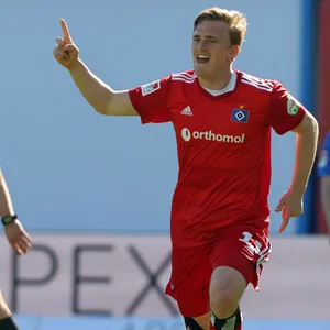 Mikkel Kaufmann freut sich über sein HSV-Tor in Rostock.