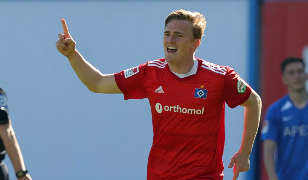 Mikkel Kaufmann freut sich über sein HSV-Tor in Rostock.