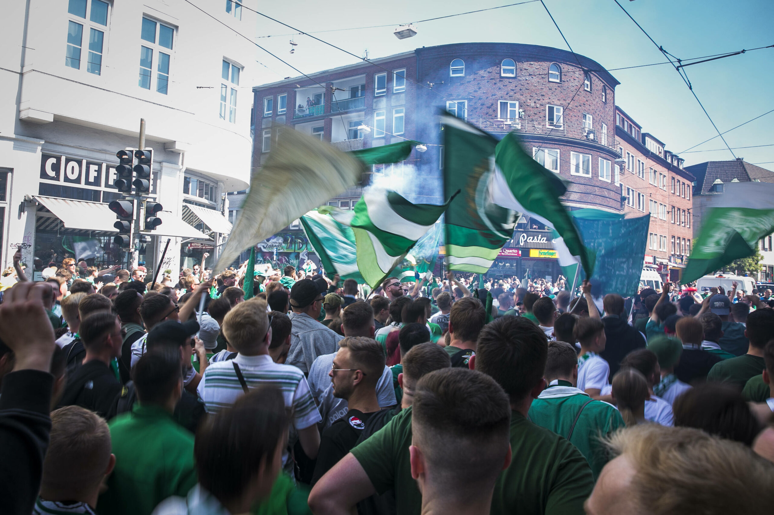 Werder-Fans feiern den direkten Wiederaufstieg ihrer Mannschaft