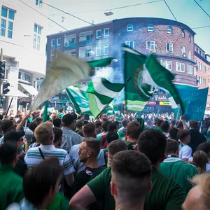 Werder-Fans feiern den direkten Wiederaufstieg ihrer Mannschaft