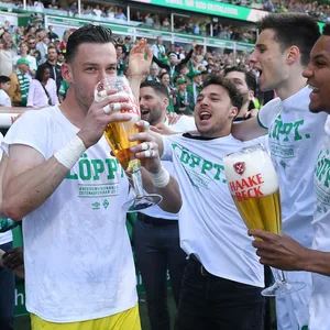 Werder-Spieler feiern Aufstieg