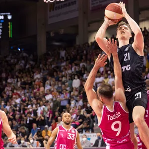 Justus Hollatz beim Korbversuch