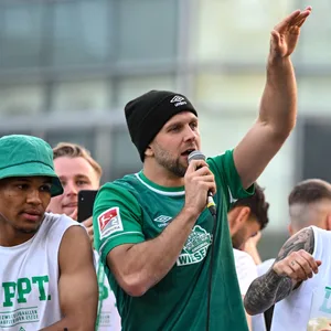 Niklas Füllkrug feiert den Aufstieg seiner Mannschaft