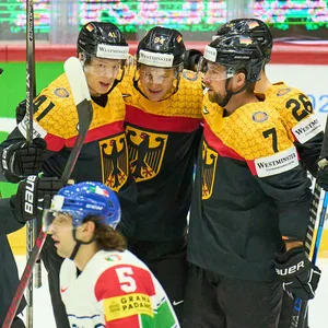 Spieler der deutschen Eishockey-Nationalmannschaft beim gemeinsamen Jubel