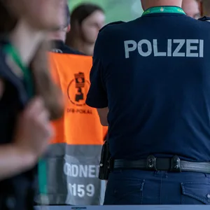 Angriffe gegenüber Polizisten steigen. (Symbolbild)