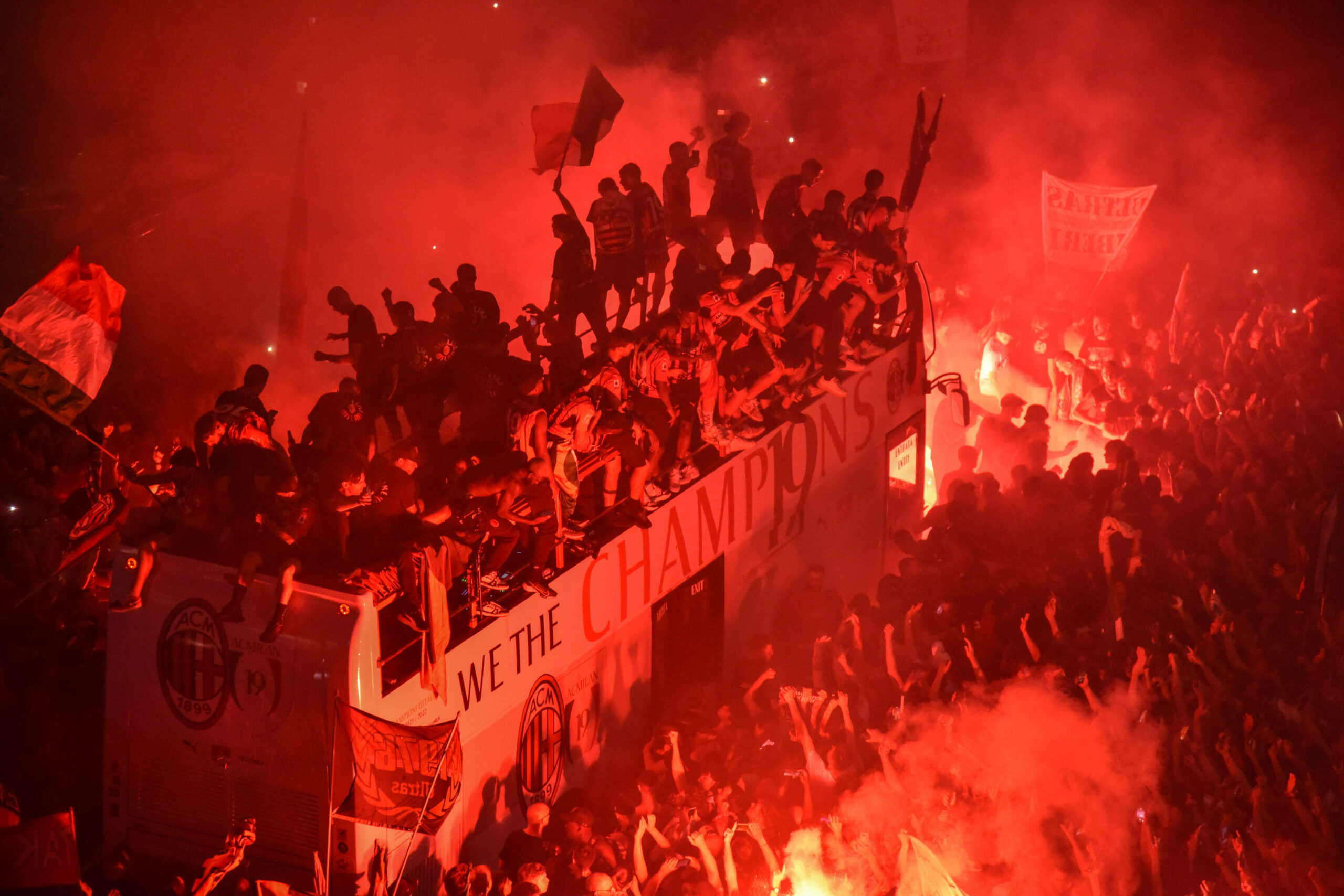 Fans des AC Mailand feiern ihre Mannschaft, nachdem diese die italienische Meisterschaft gewonnen hat