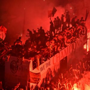 Fans des AC Mailand feiern ihre Mannschaft, nachdem diese die italienische Meisterschaft gewonnen hat