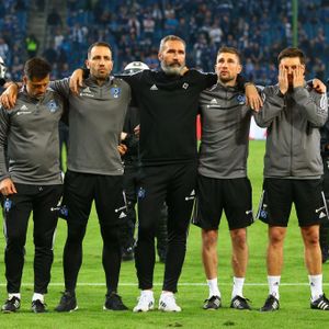 Tim Walter und sein Trainer-Team nach dem Schlusspfiff vor der HSV-Fankurve