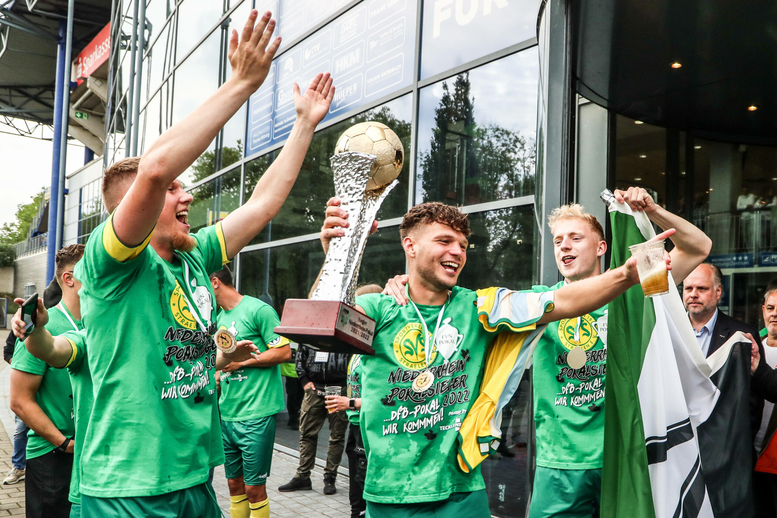 So feierten Spieler und Fans im Mai den Niederrhein-Pokalsieg des SV Straelen.