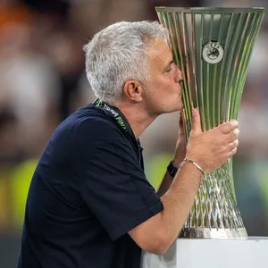 Mourinho mit der UEFA Conference-Leauge-Trophäe