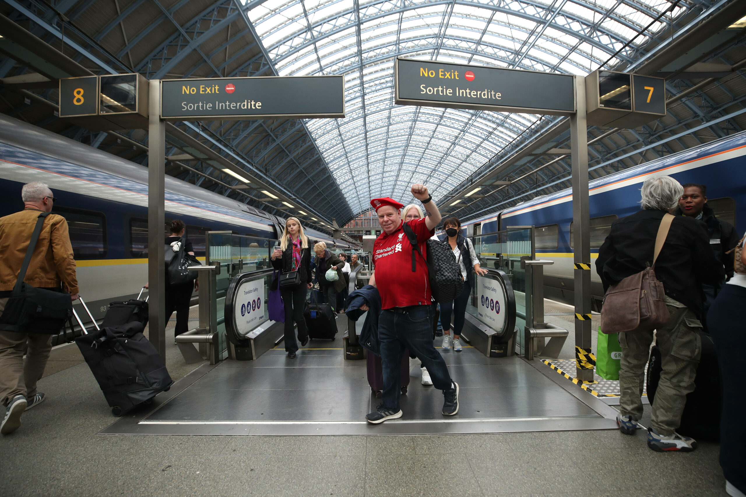 Fan des FC Liverpool an einem Londoner Bahnhof