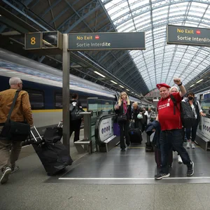 Fan des FC Liverpool an einem Londoner Bahnhof