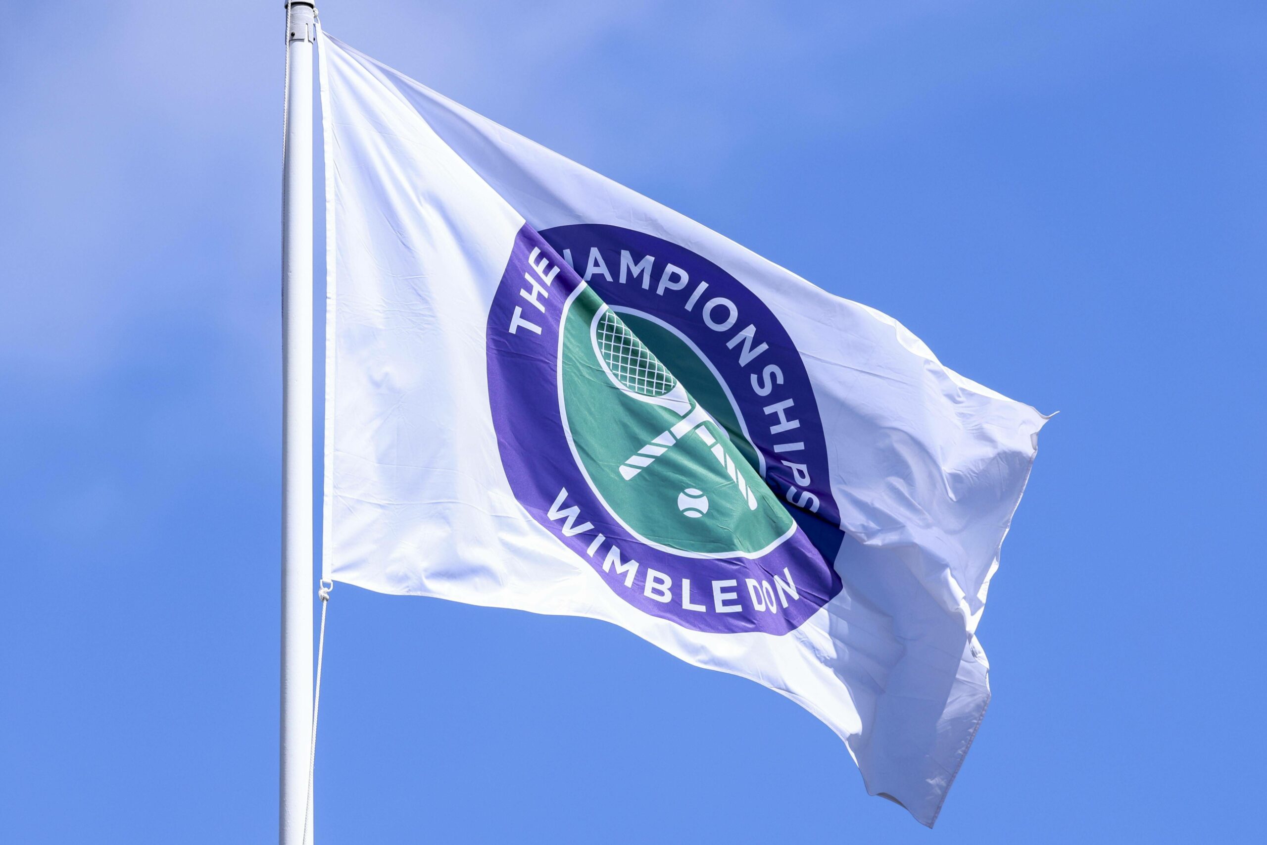 Eine Fahne mit dem Logo des Tennis-Klassikers Wimbledon weht im Wind