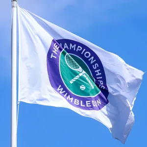 Eine Fahne mit dem Logo des Tennis-Klassikers Wimbledon weht im Wind