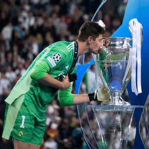Thibaut Courtois küsst die Champions-League-Trophäe
