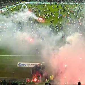 AS St.Etienne-Fans stürmen den Platz