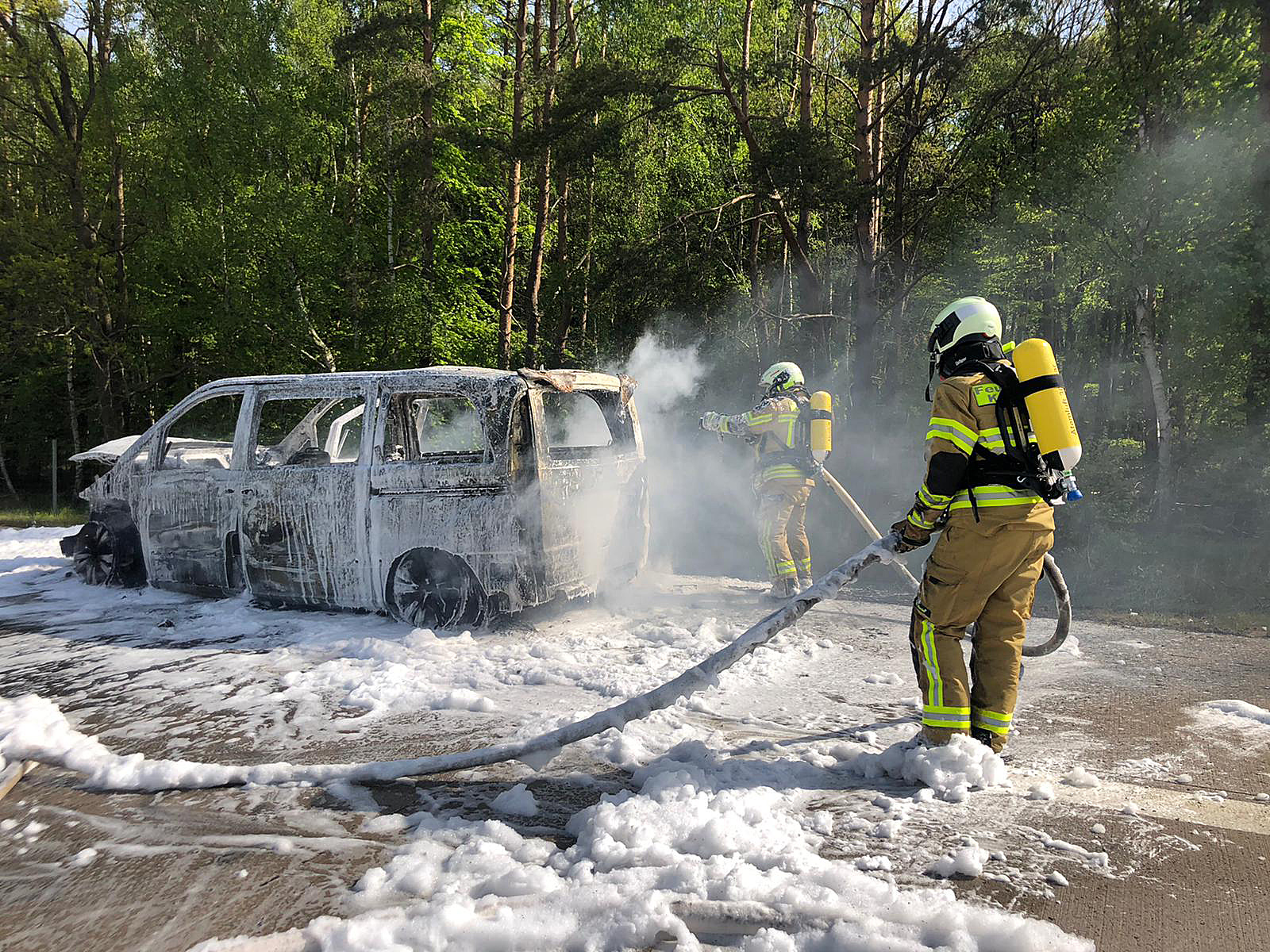 In Flammen stehender Van auf A 19 bei Laage