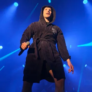 Punkrocker und Rapper Swiss ließ die Sporthalle beben.