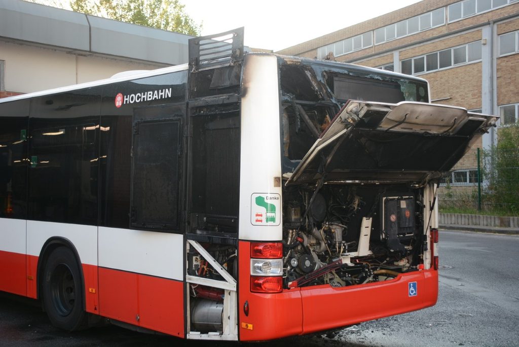 Der Motor am Heck des Busses fing Feuer.