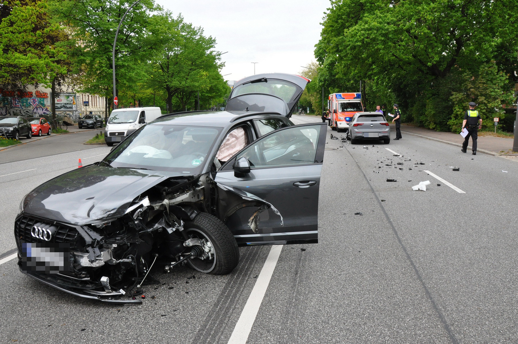 Front und linke Seite des am Unfall beteiligten Audi sind schwer beschädigt.