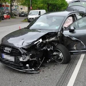 Front und linke Seite des am Unfall beteiligten Audi sind schwer beschädigt.