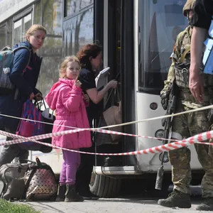 Ukrainische Zivilsten werden aus Mariupol gebracht – bewacht von russischen Soldaten. Nicht alle sind freiwillig gegangen.