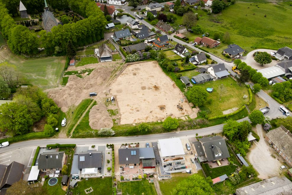 Der neue wikingerzeitliche Fundplatz in Norderbrarup liegt im Ortskern in exponierter Lage nahe der über 800 Jahre alten Kirche.