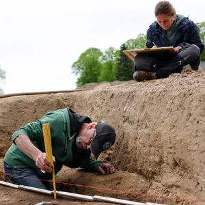 Jan Fischer und Tina Heintges-Willers vom Archäologischen Landesamt Schleswig-Holstein auf der Grabungsstelle in Süderbrarup.