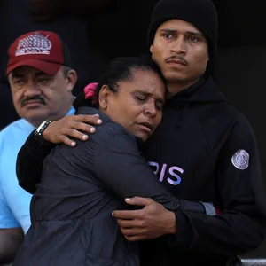 Menschen warten vor dem Getulio-Vargas-Krankenhaus auf die Ankunft der Menschen, die bei einem Polizei-Einsatz in der Favela Vila Cruzeiro verletzt oder getötet wurden.