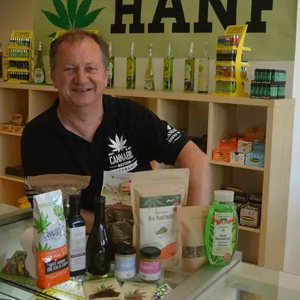 Hanf-Laden Betreiber Wenzel Cerveny (60).