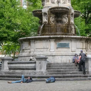 Alltag am Hansabrunnen: Einige schlafen ihre Rausch aus, andere trinken und sitzen.