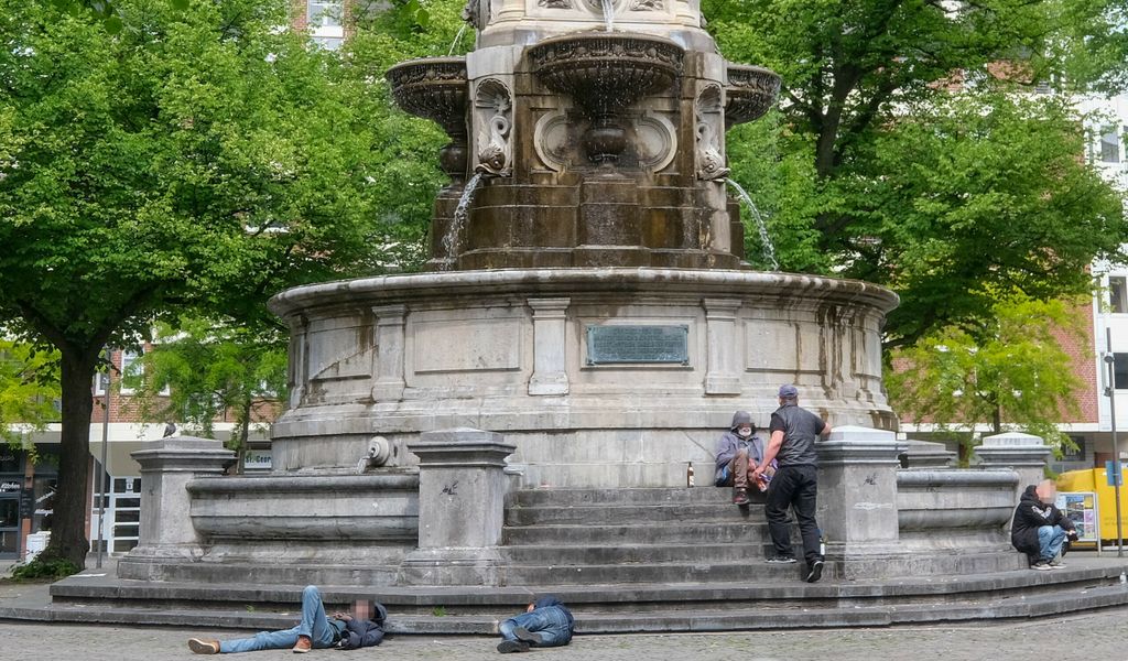 Alltag am Hansabrunnen: Einige schlafen ihre Rausch aus, andere trinken und sitzen.