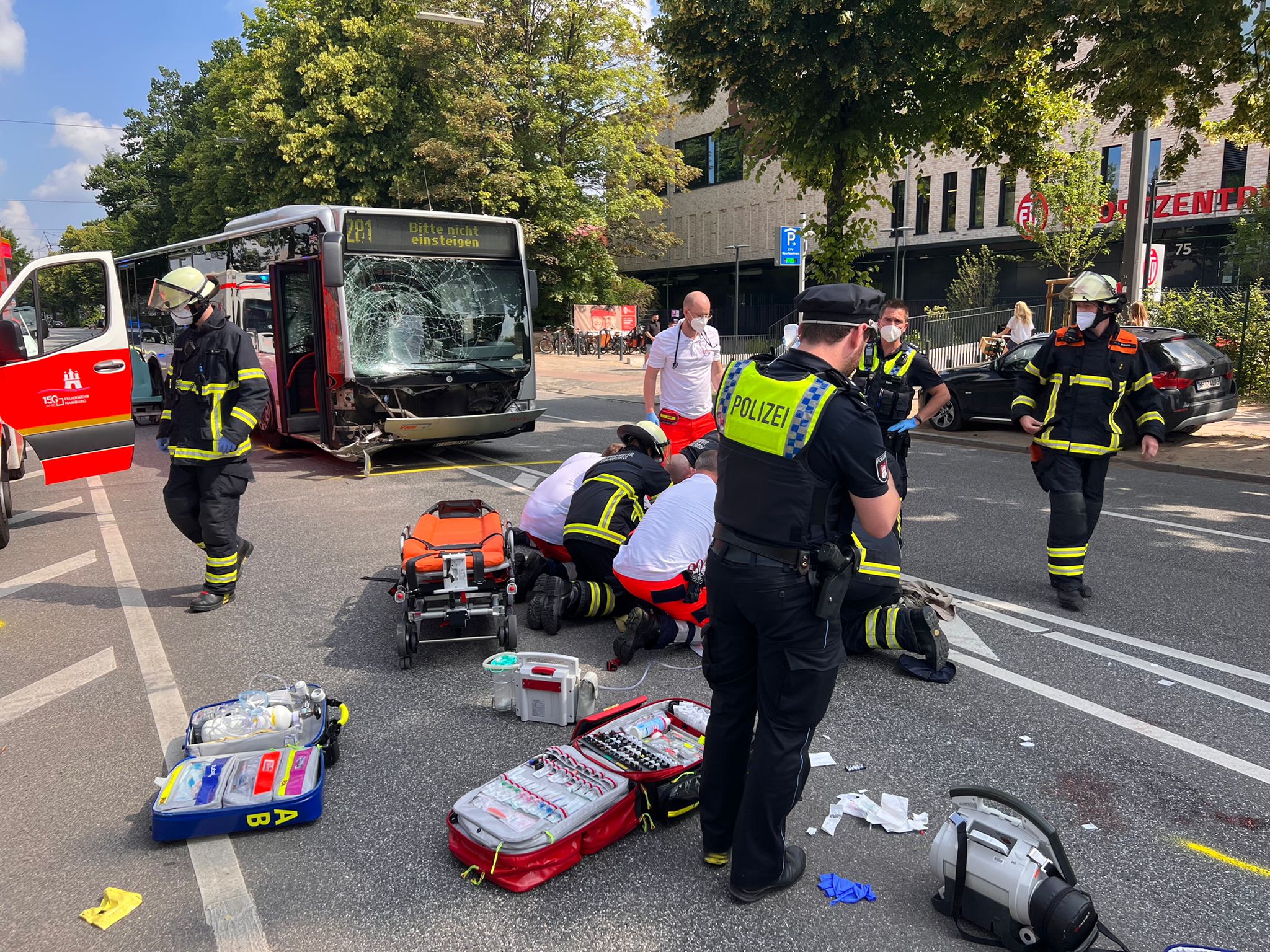 Mann in Hamburg von Bus erfasst und lebensgefährlich verletzt