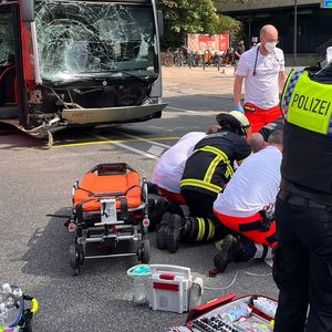 Mann in Hamburg von Bus erfasst und lebensgefährlich verletzt