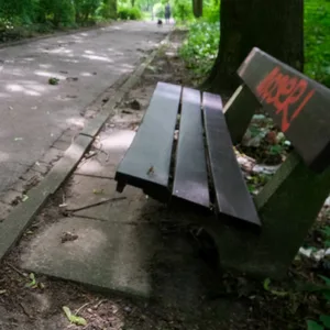 Auf dieser Bank am Kollwitzring in Hamburg-Billstedt sollen die gesuchten Männer gesessen und den Jungen beleidigt haben.