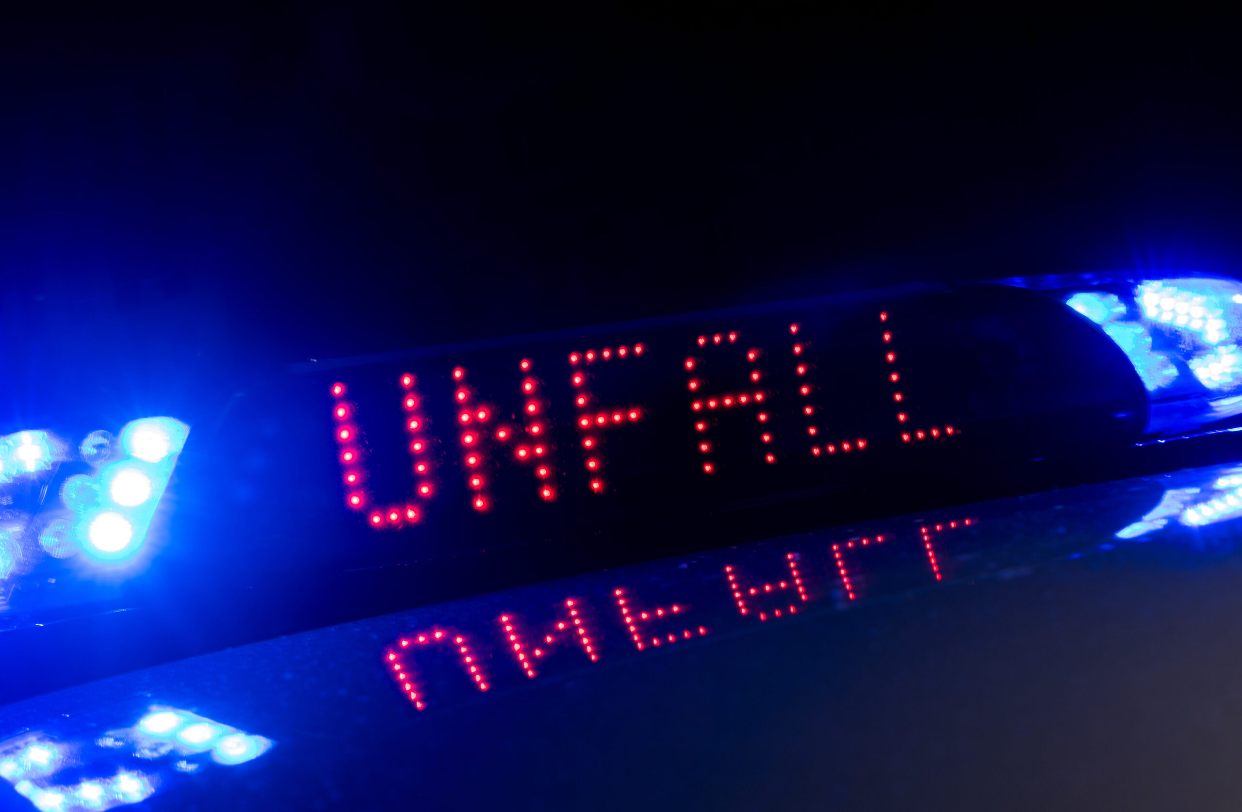 Bei einem schweren Unfall auf einer Landstraße ist ein 29-Jähriger gestorben (Symbolfoto)