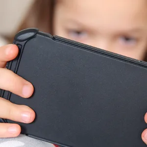 Spieleapps können zur Kostenfalle werden. Jetzt will Anna Gallina (Grüne) härtere Regeln. (Symbolbild)