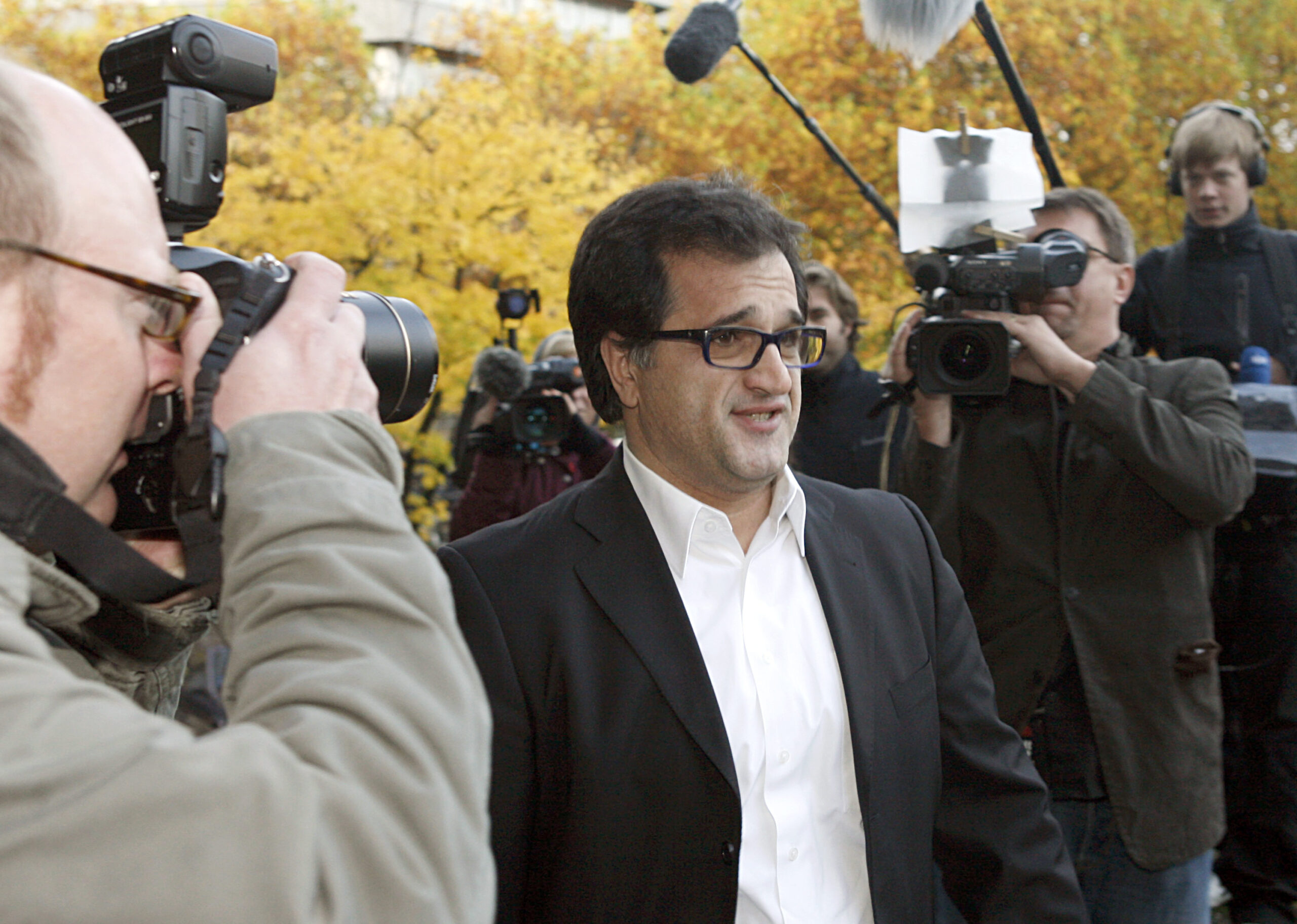 Bashkim Osmani (Mitte) betritt das Gebäude des Landgerichts in Hamburg. (Archivfoto)