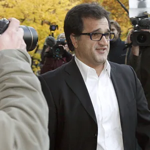 Bashkim Osmani (Mitte) betritt das Gebäude des Landgerichts in Hamburg. (Archivfoto)