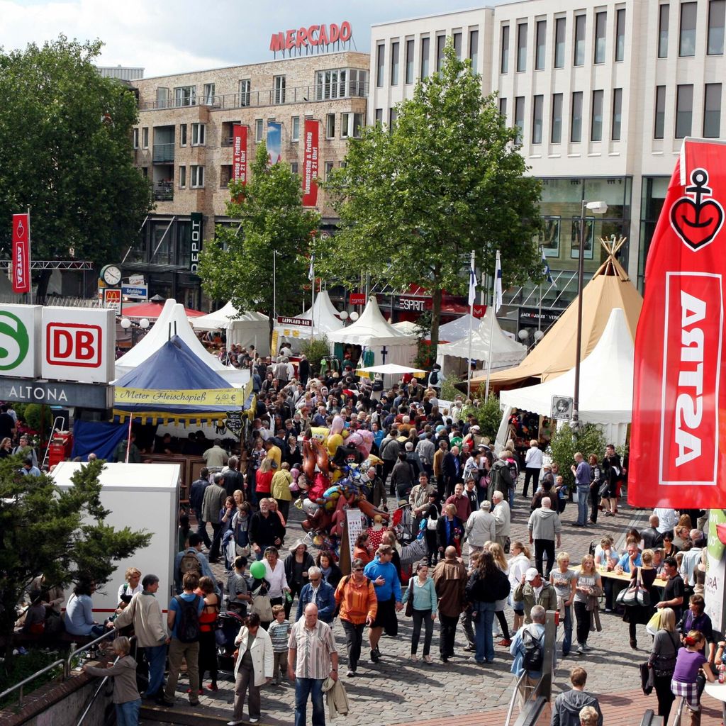 Menschen laufen bei der Altonale in Hamburg durch die Straßen im Stadtteil Altona. (Archivfoto)