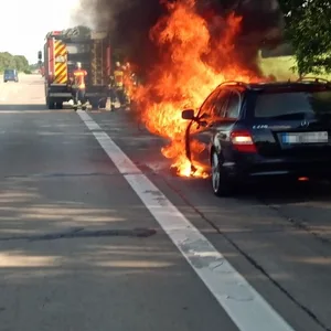 Mercedes geht auf A7 in Flammen auf – Autobahn im Norden gesperrt