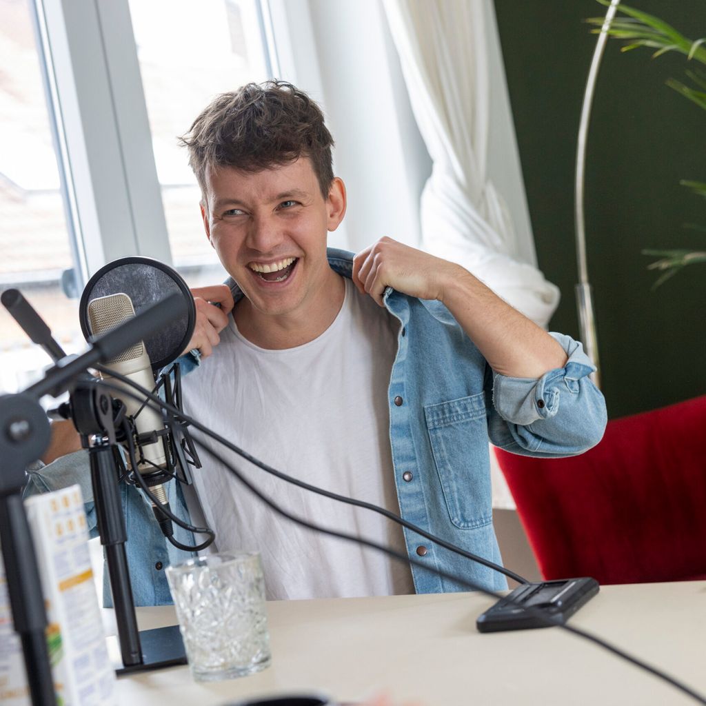 Lukas Nimschek am Podcast-Mikro. Der Musiker und Regisseur hatte Spaß bei der Aufnahme in seiner Wohnung.