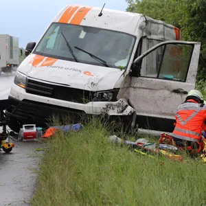 Unfall auf Autobahn nahe Hamburg - – zwei Personen schwer verletzt