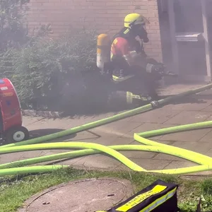 Ein Feuerwehrmann am Einsatzort in Rendsburg.