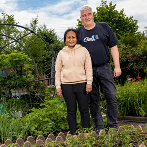 Matthias und Aphisara Heuer in ihrem Garten.