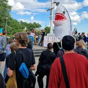 Etwa 30 Menschen protestierten vor dem Hotel Hafen Hamburg an den Landungsbrücken gegen eine Immobilienveranstaltung.